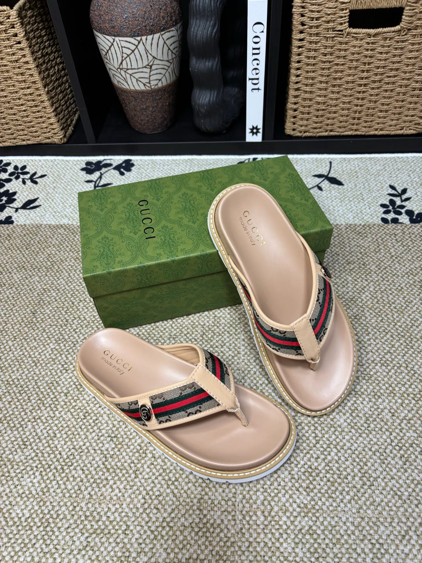 Factory 💰 300 yuan Gucci slippers] high-end men's shoes brand official website 1:1 latest masterpiece: original mold customization, the fabric is made of imported original materials, upgraded outsole, lighter and non-slip. The market's top quality, simple yet tasteful, a must-have for fashionistas, fashionable at your feet, full of confidence, the same style at the counter 👍The season of summer slippers is here. Code: 38-45 (45 customized)